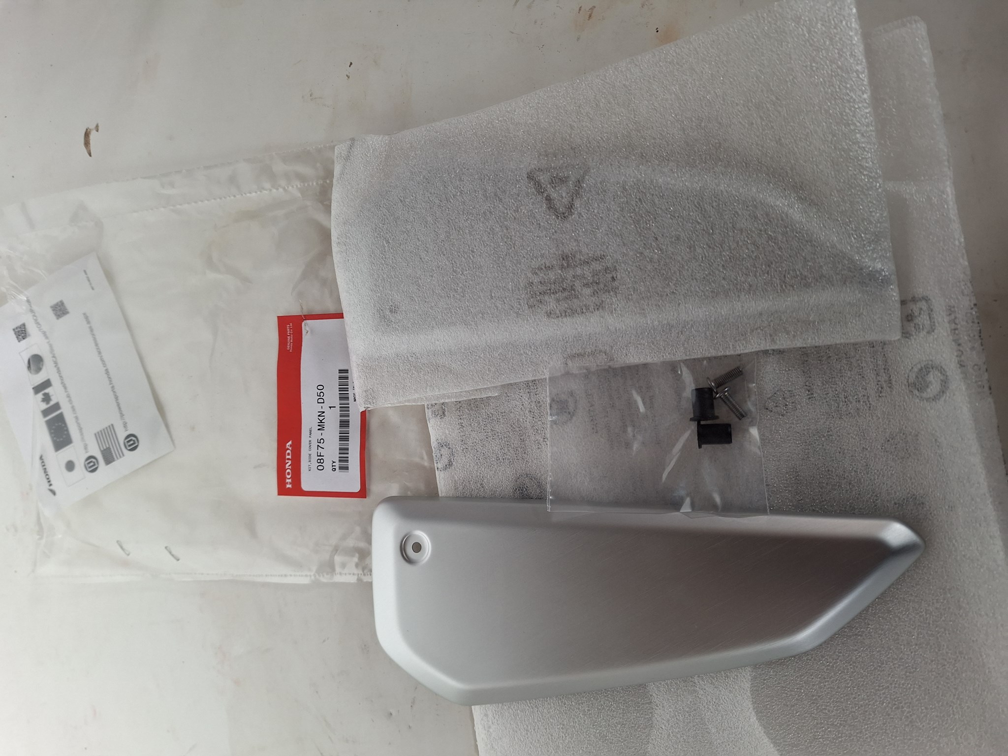 Bild von KIT,SIDE COVER PANEL    08F75-MKN-D50  CB650R